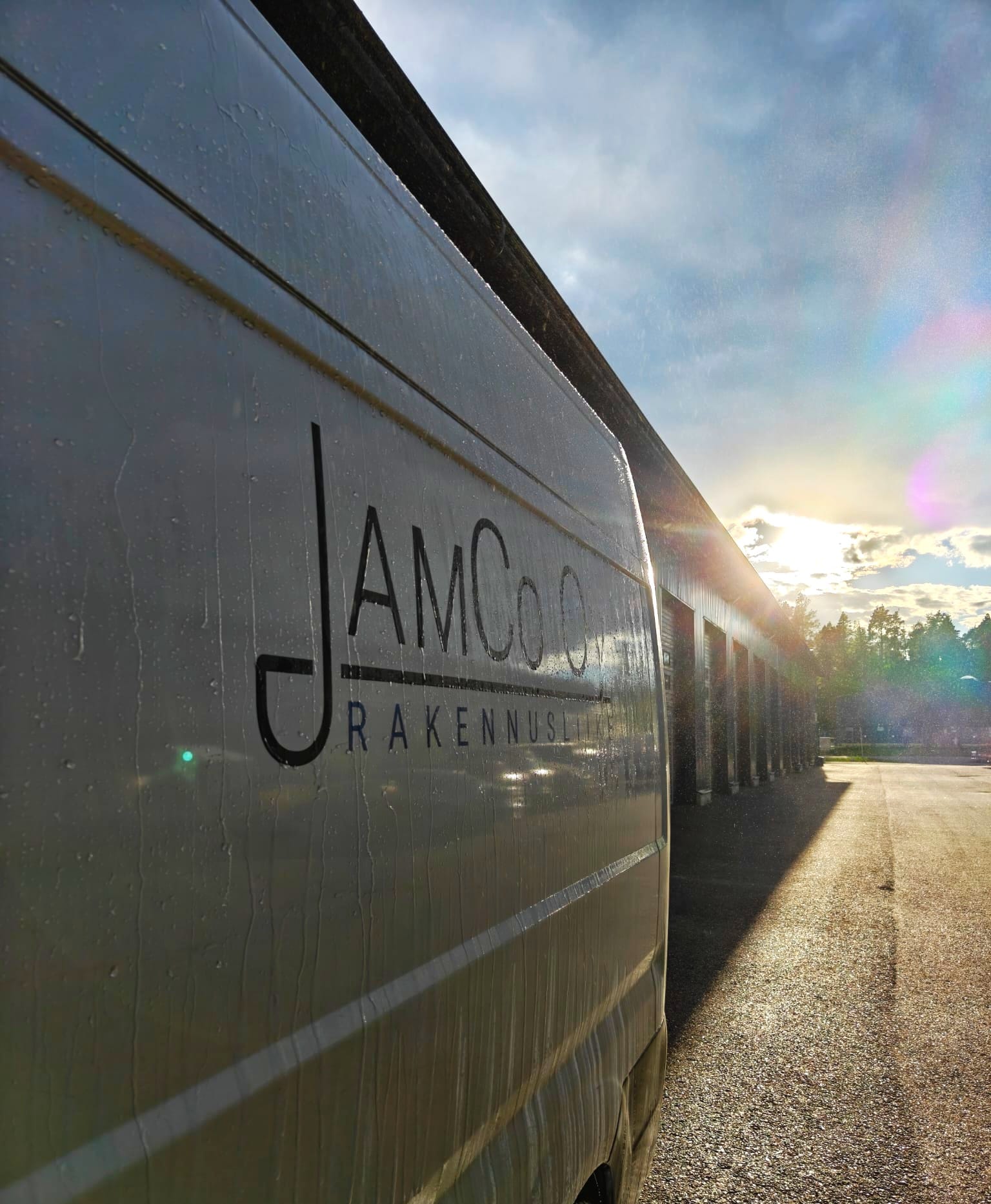 JamCo Oy:n pakettiauto toimipihalla auringonvalossa